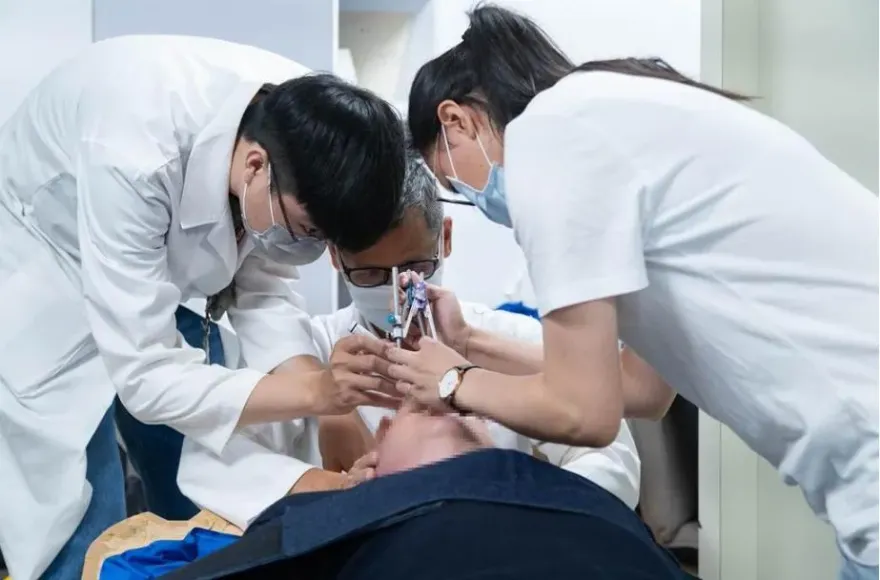 瑞士作家罹腦癌求醫無數！清大、北榮「硼中子捕獲治療」替他無損除腦瘤
