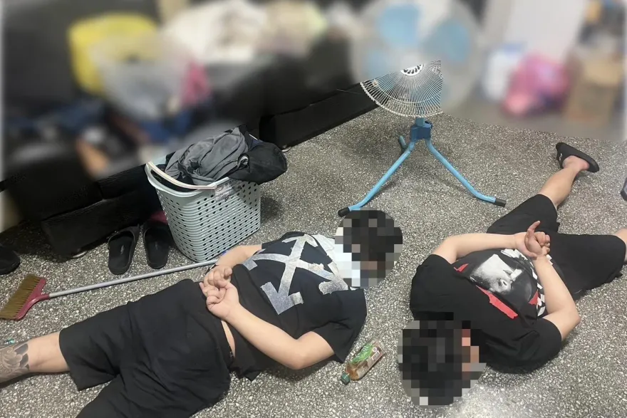 影/警方溯源查出毒窟暗藏民宅　攻堅破門逮4嫌扣各式毒品