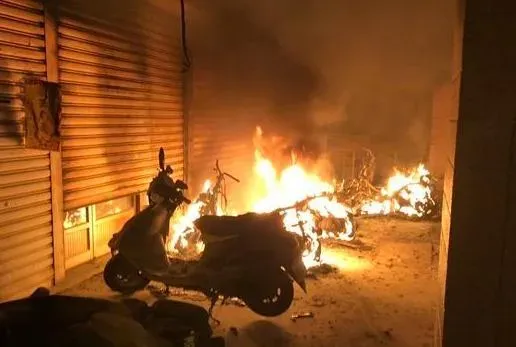 影/恆春暗夜火警整排機車燒光光！傳遭人丟汽油彈　住戶驚醒提水桶自救