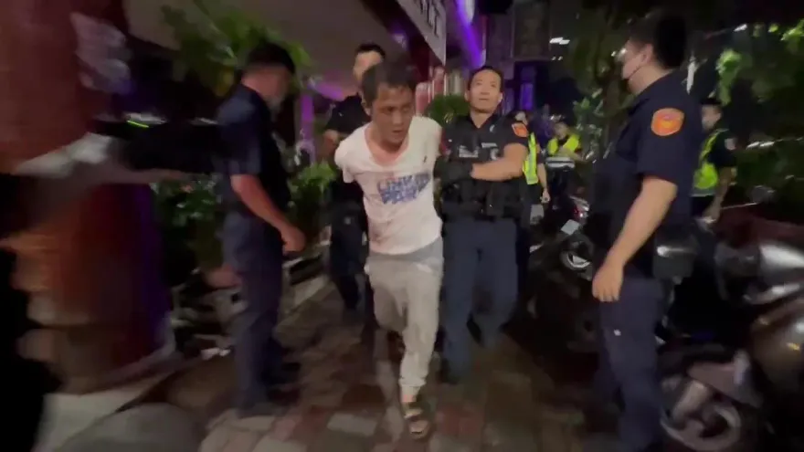 酒吧搭訕女服務生遭勸阻！2男用酒瓶互毆濺血被法辦