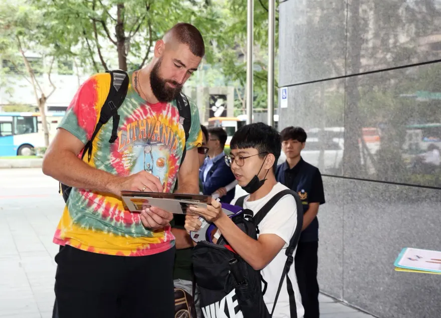 影/立陶宛男籃來囉！NBA鵜鶘明星中鋒領軍抵台　球迷癡守飯店獲簽名嗨爆