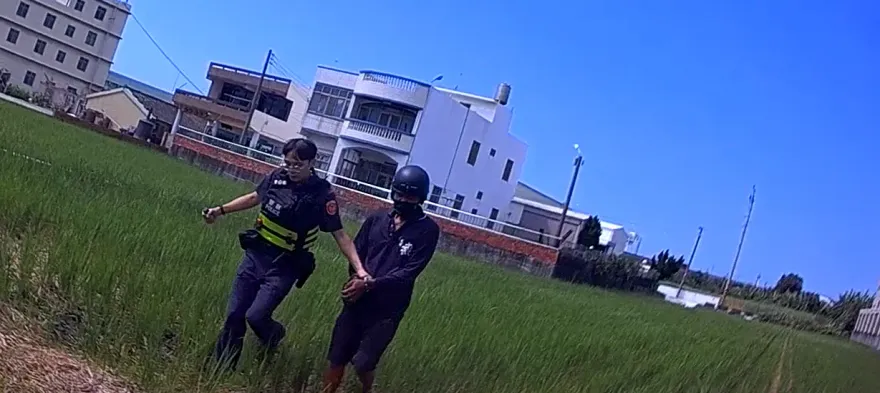 影/騎士酒駕遭鷹眼發現竟拒檢　下秒棄車跳農田狼狽被逮…付出代價慘了