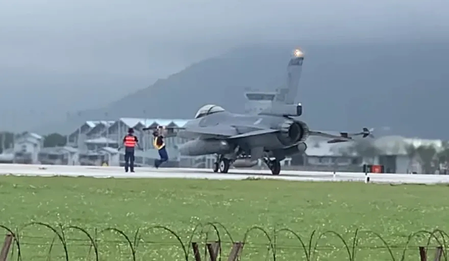 有畫面有真相！F-16V上拍婚紗「蒙皮沒這麼脆弱」　機工長「拉單槓」檢修機翼