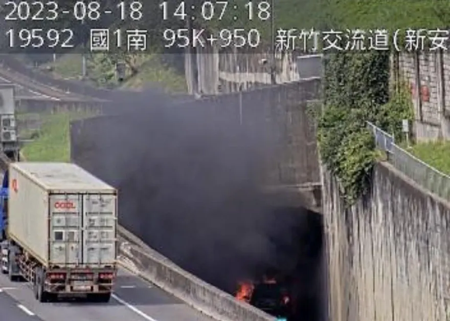 快訊/國1新竹交流道「驚見火燒車」！黑煙狂竄驚悚畫面曝光