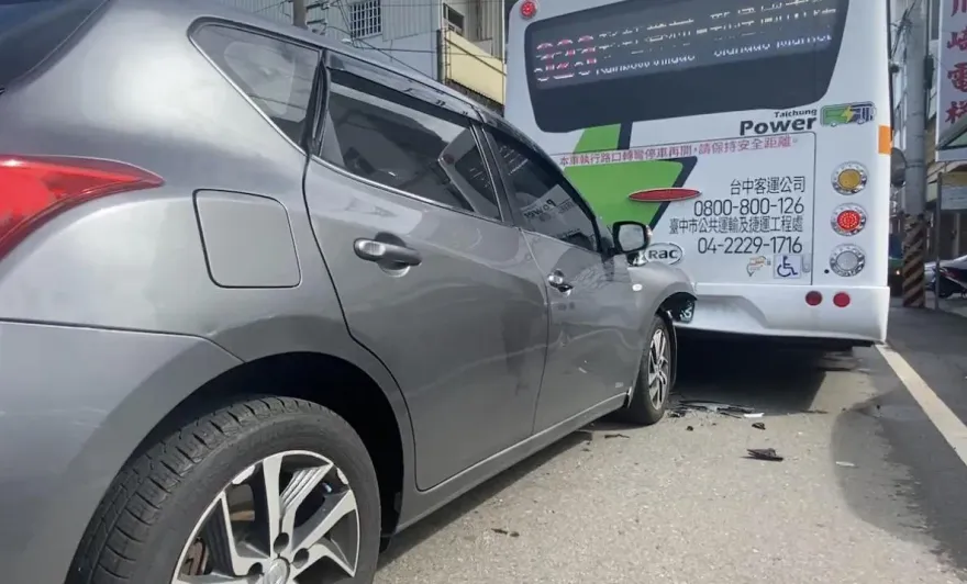 影/疲勞駕駛！台中轎車高速追撞公車　「碰」巨響嚇壞10多名乘客