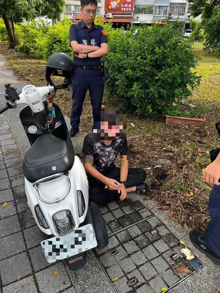男子攜毒騎車抽菸遭攔查　事跡敗露想落跑慘被壓制逮捕