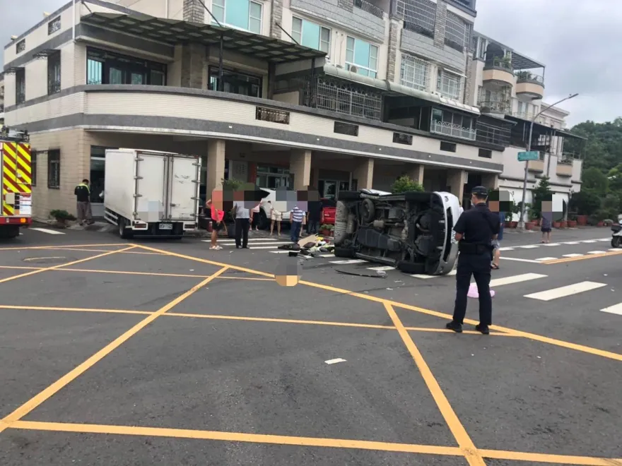 快訊/驚險畫面曝！高雄小港貨車失控直衝民宅　轎車側翻躺路中…5傷送醫