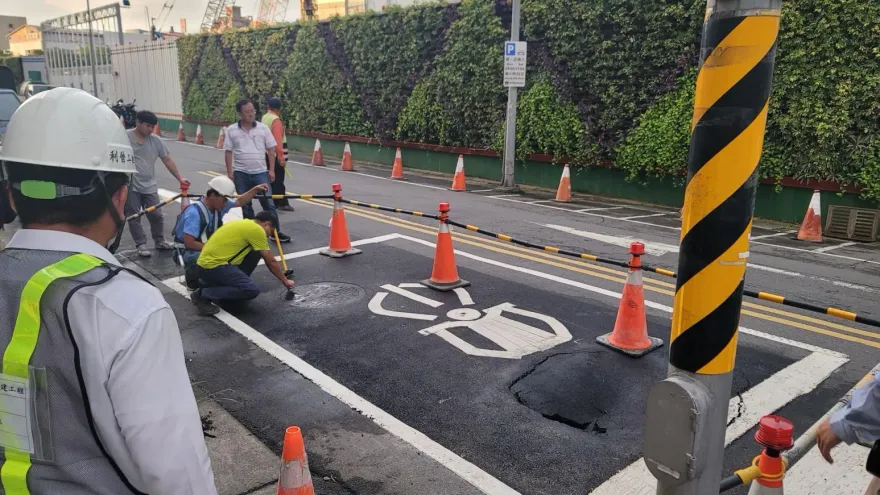 快訊/北市南港路三段出現小天坑　市府新工處緊急封路開挖