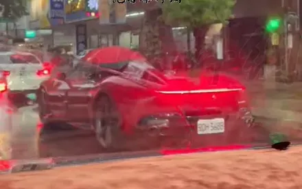 影/8500萬法拉利卻無車頂！雨天撐傘炸街辛酸畫面流出　車主：我是傻逼
