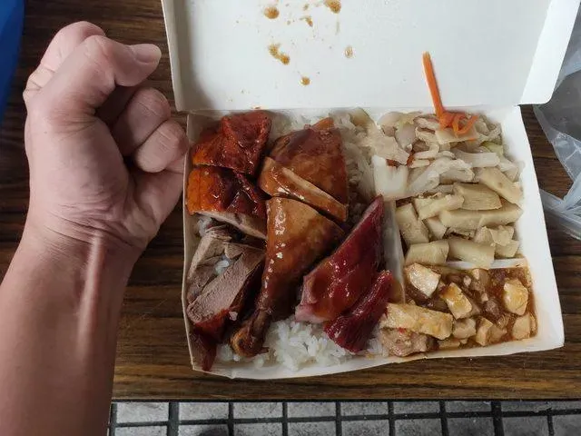 氣到罵髒話！三寶飯140元「雞腿、叉燒、燒鴨」排排站　他嗆好貴