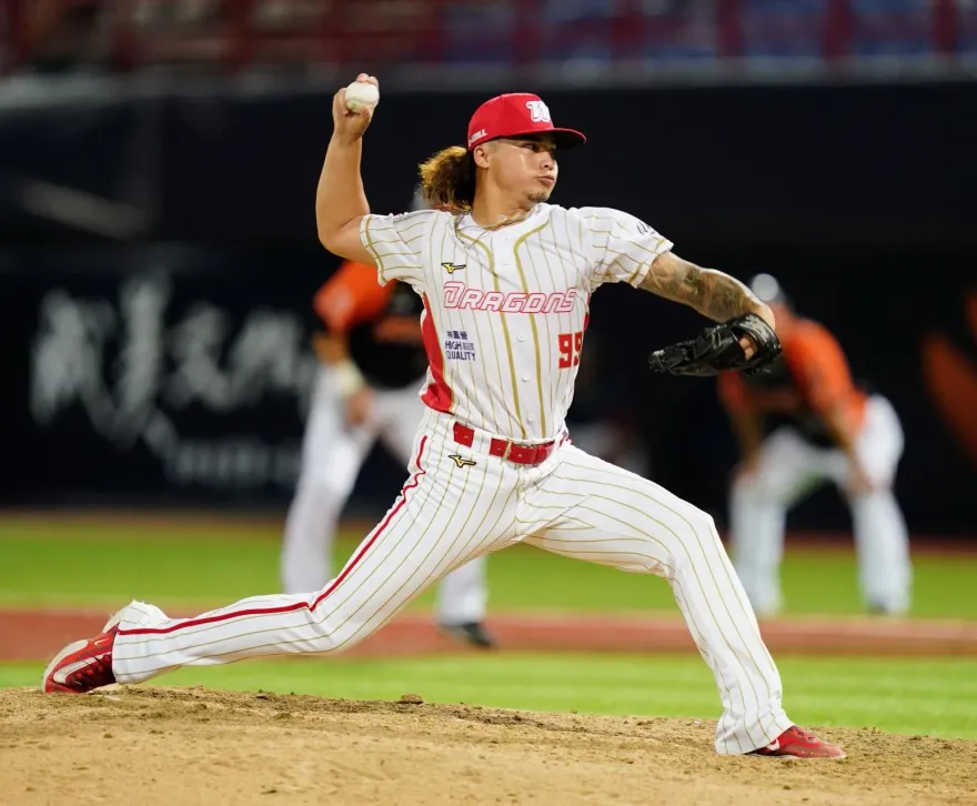 影/滿壘連飆2K！林凱威拆彈助龍4連勝　爽拿枕頭陪老婆睡