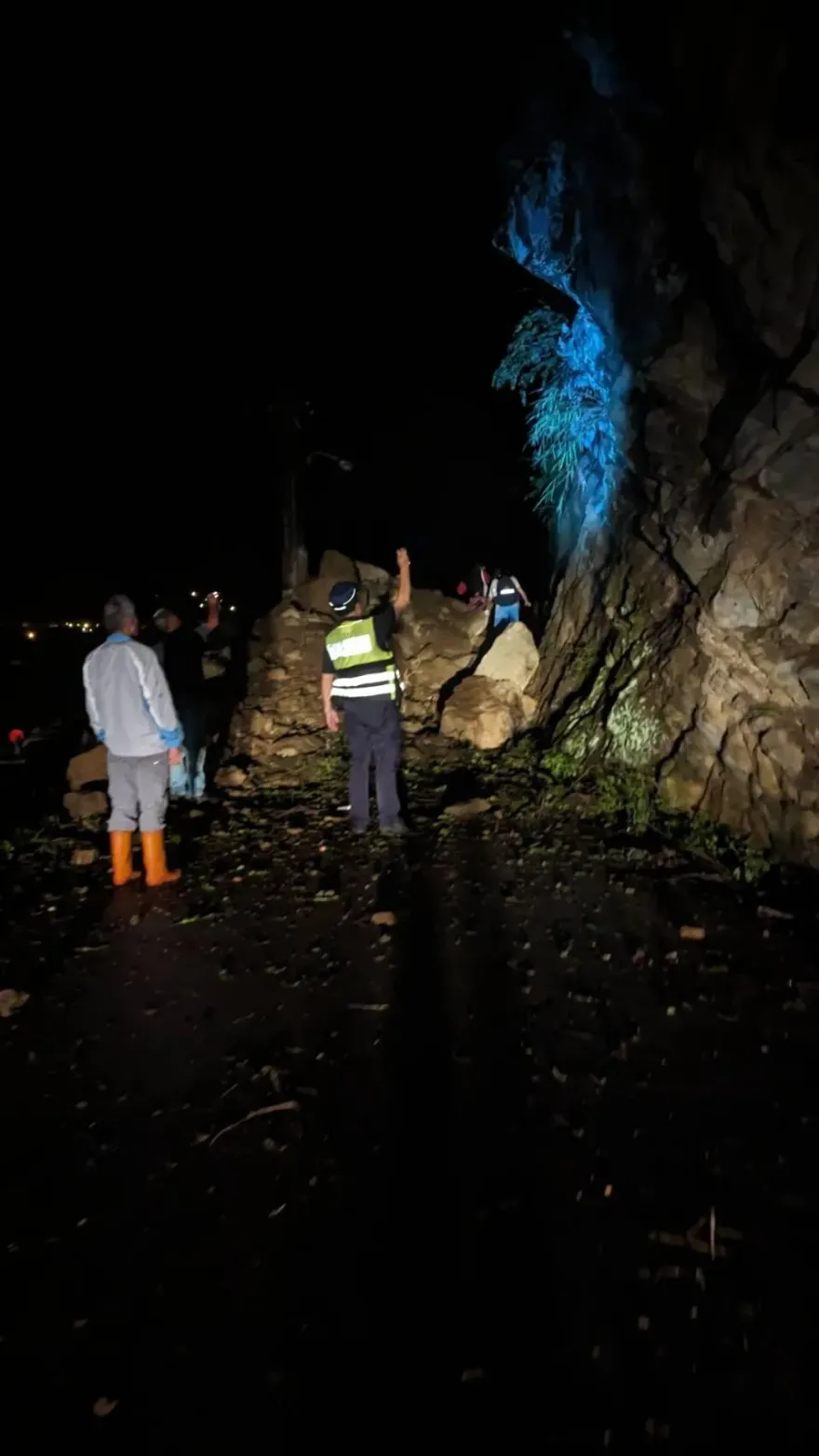 影/「比人高」巨石落下！暴雨釀土石崩塌　台中東勢道路現坑洞