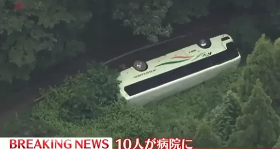 日本鹿兒島巴士側翻山路　31名高中足球隊師生「自行逃脫」10人送醫