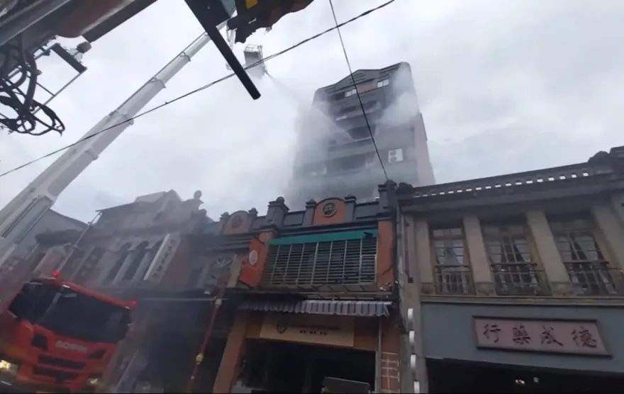 快訊/迪化街中午驚傳火警！民宅6樓不明原因失火「濃煙直竄天際」