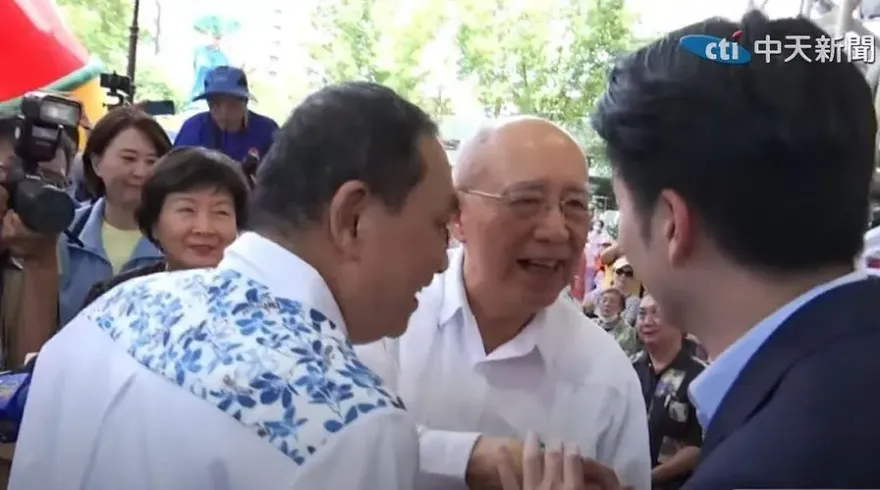 影/侯友宜大力爭取客家票源　吳伯雄力挺：他是我的患難弟兄！