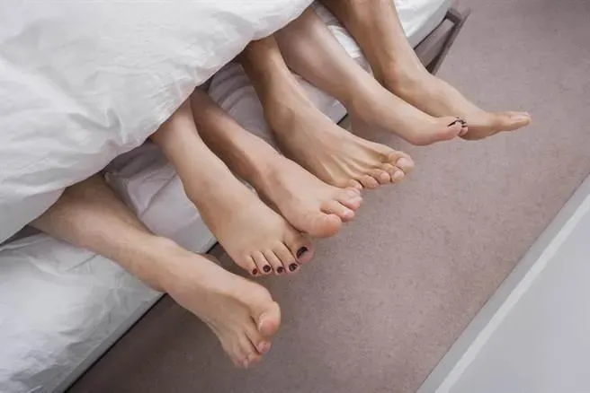「最悲情人夫」3女兒都是別人種　目睹妻色誘小王怒丟鞭炮