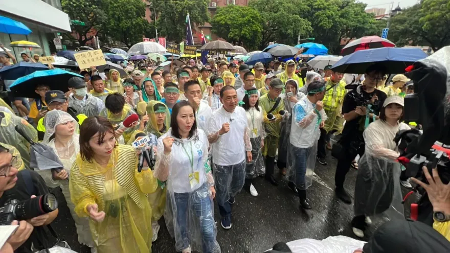 影/820還路於民大遊行破「5萬人」　侯友宜陪隊伍走畫面曝