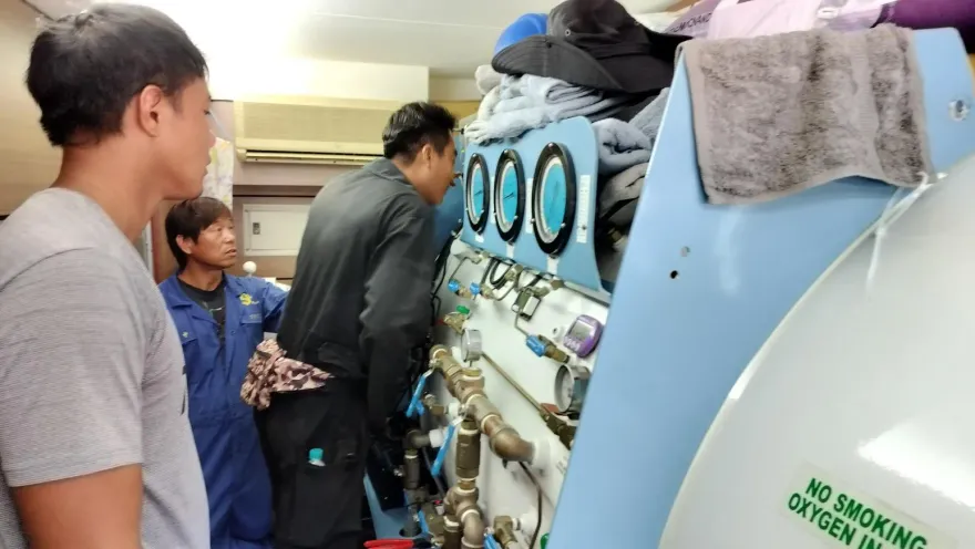 影/天使輪沉船今鑽孔抽油　攔油索已清除海面油膜