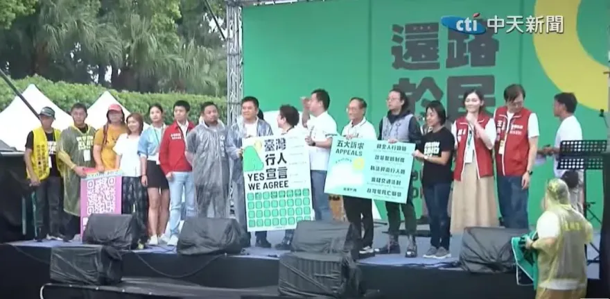 影/820還路於民侯友宜因「這句話」又被噓！王國材鞠躬被灌爆　靠小朋友救場