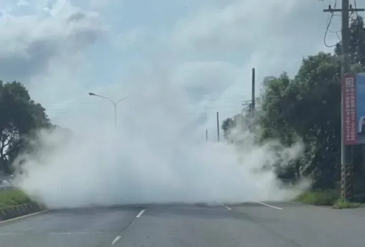 台中槽車氣體外洩！大量白煙吞噬道路…嚇壞後方駕駛