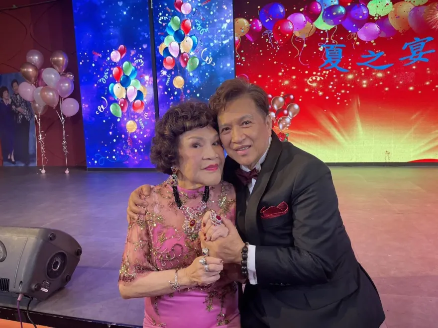 周遊86歲慶生李朝永送「千萬藍寶石首飾」　曝閨房情趣「老公天天跪求上床」