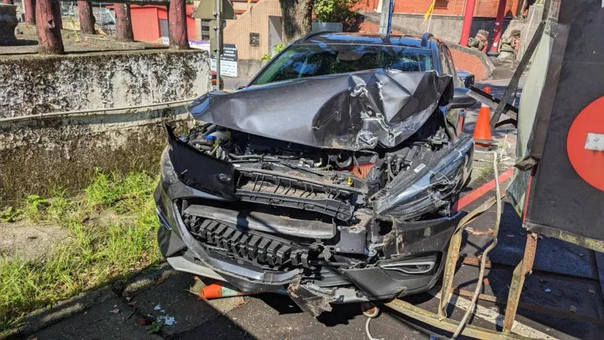 影/汐止男疑閃車急煞　撞號誌桿再KO垃圾車肇逃、車子變廢鐵