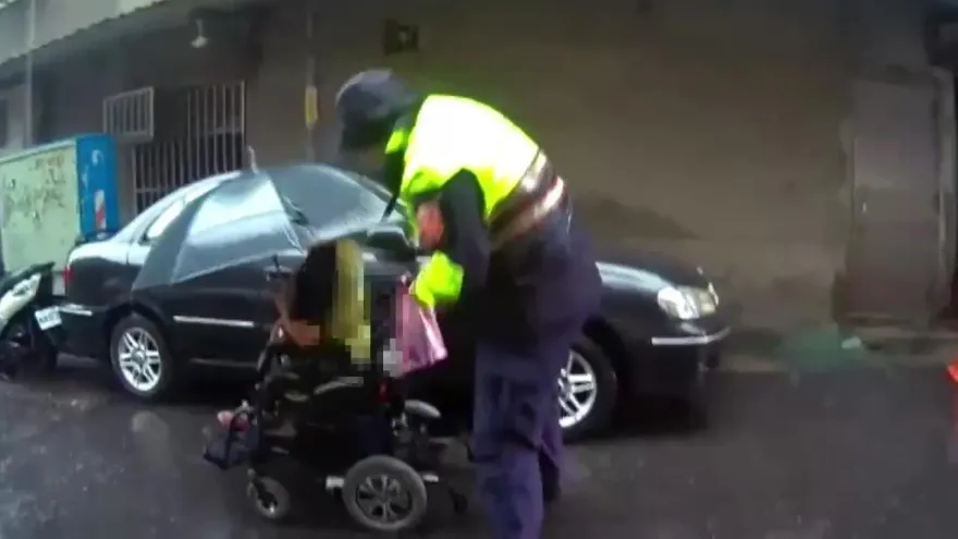 影/電動輪椅故障！阿伯受困暴雨中　新莊警伸援手變落湯雞