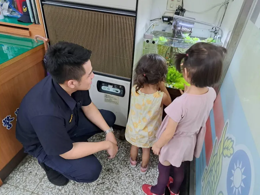 「她爸不見了」7歲牽3歲報案！兩父親急衝派出所　她們在看金魚
