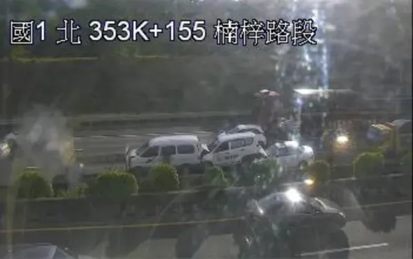 快訊/國1楠梓段4車連環撞！廂型車成「夾心餅乾」傷亡未明