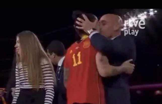 下場曝光！西班牙足協主席強吻女球員　盧比亞雷斯慘遭FIFA停職