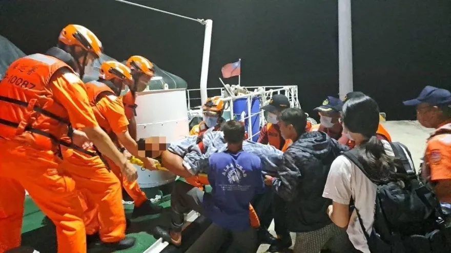 印尼籍漁工腹膜炎！澎湖海巡半夜緊急馳援　護送就醫