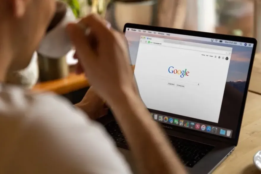 Google翻譯洩姦情！他狂搜「撒嬌、我愛你越南文」甜喊同事老婆　被抓包