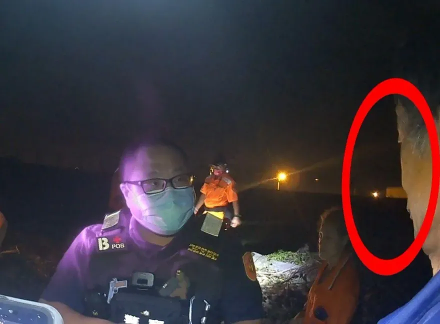 影/擋「抓交替」直擊！台中警深夜下海搶救漂浮男　他想通拼命道謝