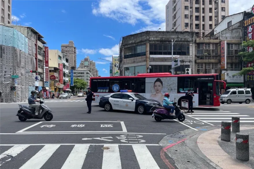 快訊/行人地獄+1！高雄公車左轉撞8旬嬤　她斑馬線已過一半