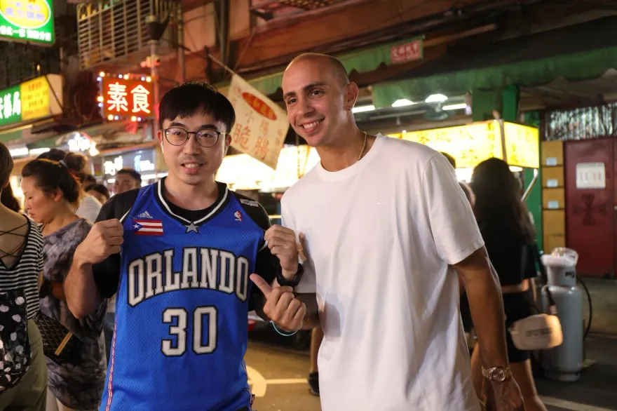 波多黎各戰神現身板橋湳雅夜市！直呼對臭豆腐感到不解