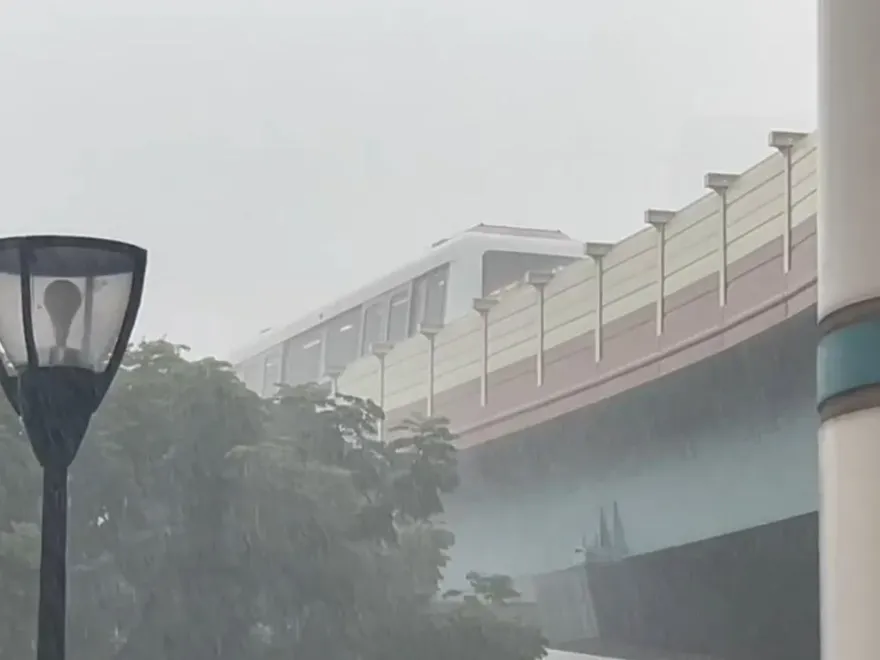 快訊/雨彈轟炸北市！捷運文湖線列車全線停駛啟動公車接駁