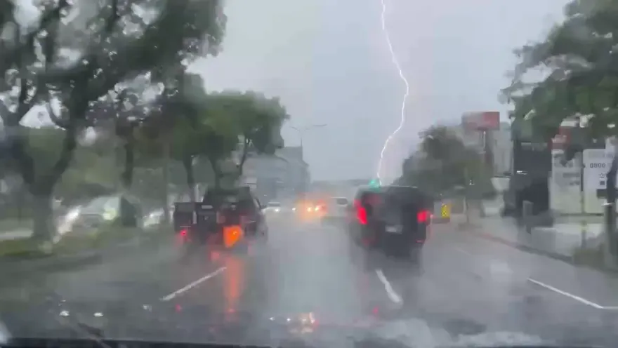 快訊/雷電交加！北北基桃「國家級雨彈狂炸」　大雷雨下到16:45
