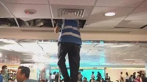 快訊/松山機場頂不住大雷雨！天花板遭雨水沖破「漏水」　3航班轉降