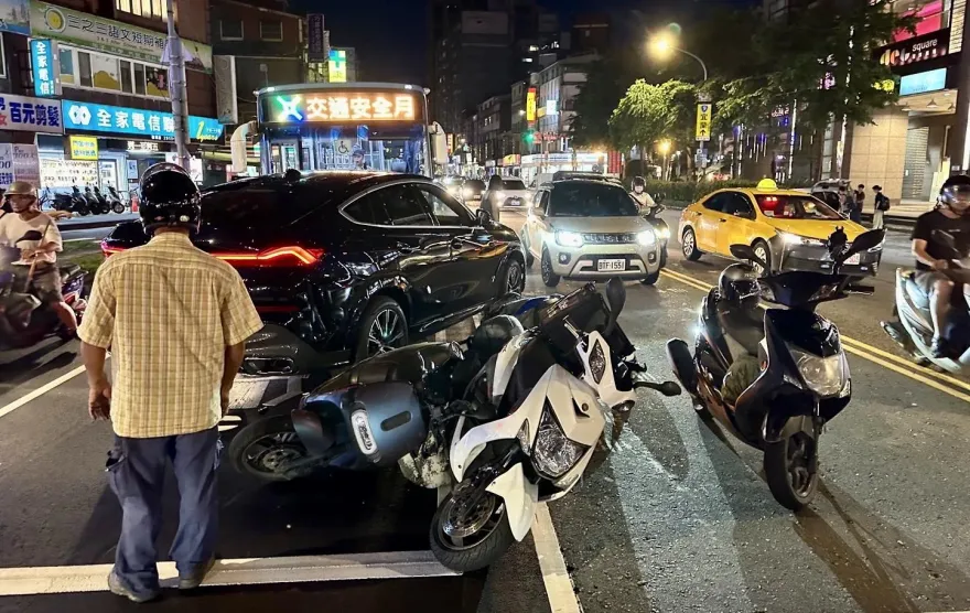 快訊/瞬間畫面曝光！新店BMW逆向衝撞4機車1命危2傷急送醫