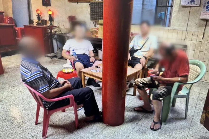 影/4阿伯宮廟內玩象棋麻將　一把100元慘被逮