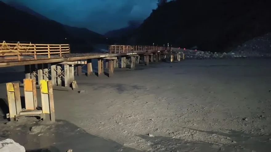 影/才剛搶通又斷了！明霸克露橋河床便道遭土石流沖毀　晚間緊急封閉