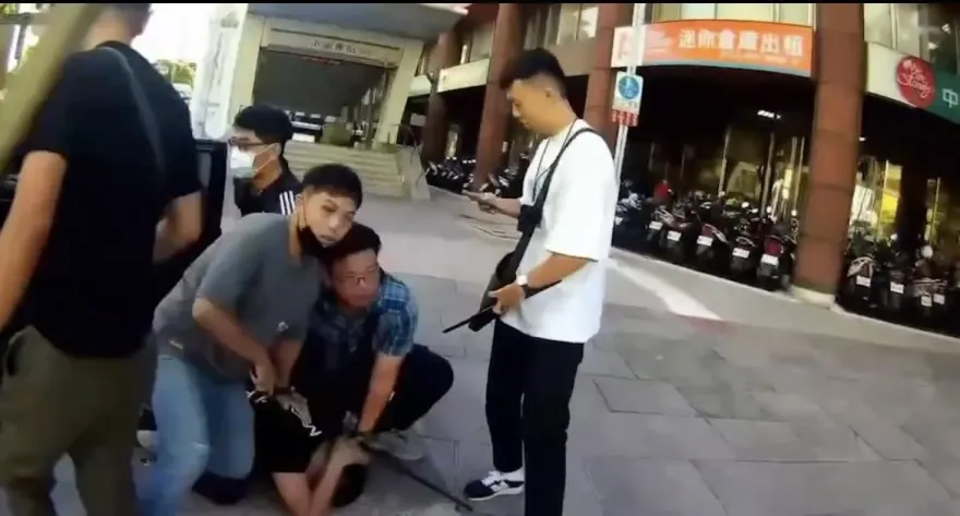 影/警圍捕詐騙車手畫面直擊！　他遭壓地狼狽吶喊：我犯什麼罪？