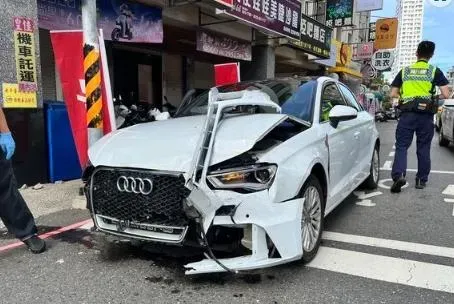 影/台南麻豆現行人地獄！奧迪嫩妹酒駕撞死過斑馬線女子　小黃跟麵店騎樓也遭殃