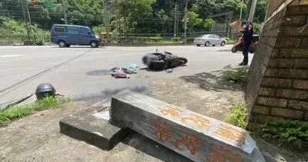 快訊/基隆21歲騎士撞上左轉貨車　飛噴「阿彌陀佛柱」當場爆頭亡