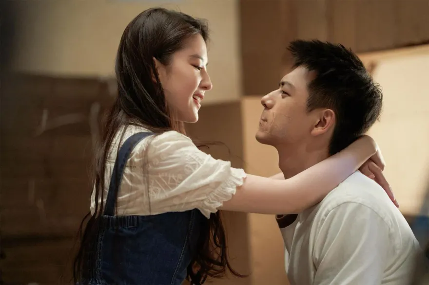 劉亦菲、李現《去有風的地方》狂親16場！「討學費接吻」網驚：太會戀愛了
