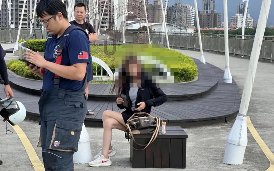 快訊/新莊長腿妹「心情差」坐新月橋　嫩警陪聊吐苦水解危