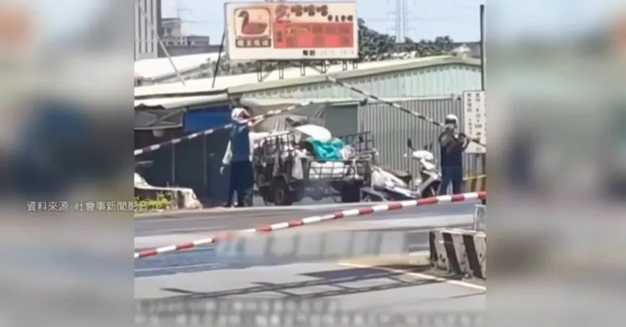 警示燈響起！三輪車卡平交道熄火　2熱心騎士幫抬柵欄驚險脫困
