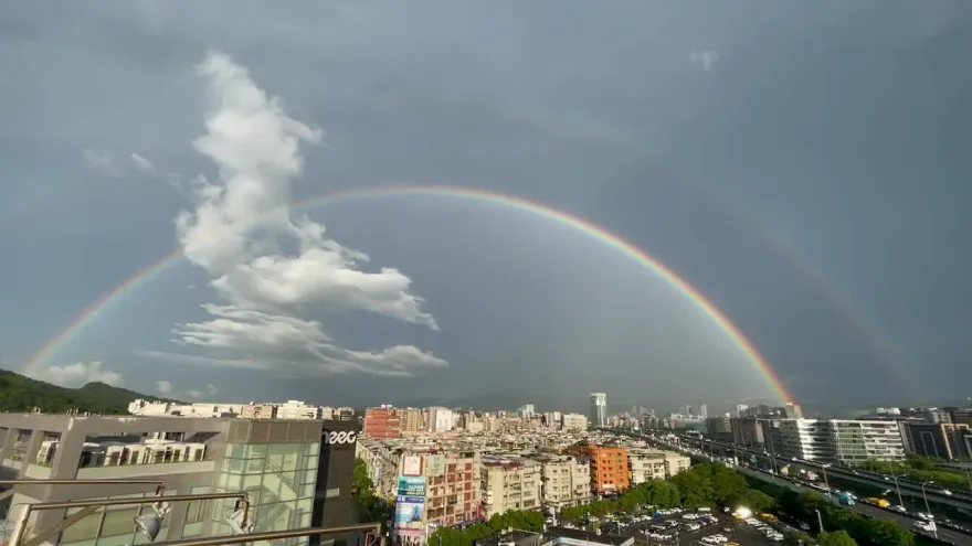 快訊/午後雷雨急又猛！台北信義區列二級淹水警戒　內湖天空掛雙彩虹