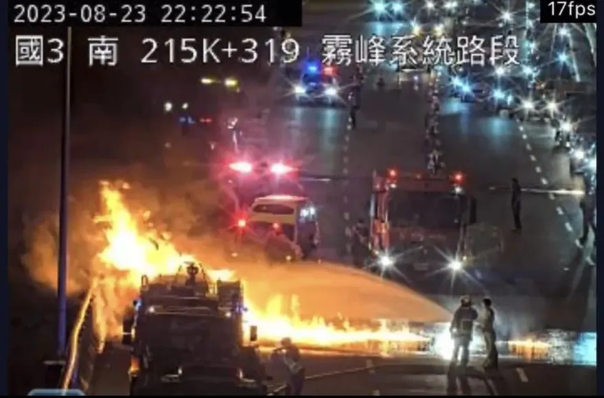快訊/國3南下霧峰段火燒車　小客車陷火海火舌流向內車道