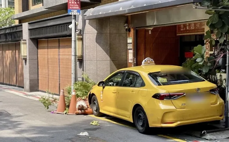 快訊/影片曝光！北市小黃運將行車間身體不適　巷弄內車輛失控衝撞民宅